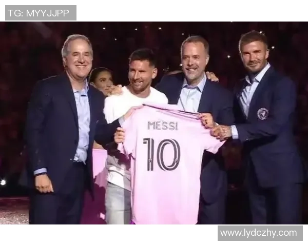 梅西荣获年度最佳球员奖项现场感动瞬间引发全场欢呼